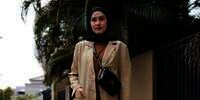 Inspirasi Gaya Busana Earth Tone ala Dwi Handayani, Kalem tapi Trendy 