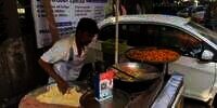 Mencicipi Camilan 'Tahu Bulat' ala India, Digoreng Dadakan dan Bikinnya Pakai Tangan Telanjang