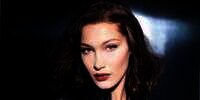 Heboh Punggung Supermodel Bella Hadid Penuh Tempelan Koyo, <em>Fixed</em> Masuk Geng 'Generasi Jompo'