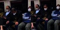 Masya Allah, Bapak Penumpang KRL Ini Tunaikan Sholat dalam Gerbong Kereta