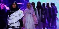 FOTO: Keindahan Ragam Kain Indonesia, Karya Lia Mustafa x Alona Scarvee