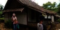 10 Potret Rumah Panggung `Anti Sombong`, Luar Berdinding Kayu & Atap Daun Kering, Dalamnya Bikin Takjub!