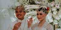 Kaesang Pangarep Foto `Candid` Istri Pandangi Wajahnya di HP, Rambut Lepek Erina Gudono Bikin Salfok