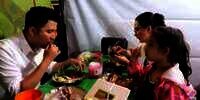 Kantor Sempat Digeledah KPK, Arumi Bachsin dan Emil Dardak Santai Makan di Warung Pinggir Jalan!