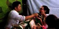 Momen Romantis Emil Dardak dan Arumi Bachsin Makan Nasi Bebek Pinggir Jalan