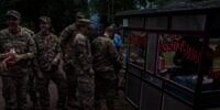 Potret Tentara AS Antre Beli Siomay, bak Anak SD Lagi Jajan 