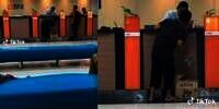 Viral! Pria Berpakaian Kusut dan Bersandal Jepit Bawa Gepokan Uang Dalam Kardus di Bank, Netizen: 'Sukses Tak Perlu Berdasi'