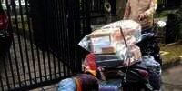 Sedih! Kurir Ditemukan Meninggal di Depan Rumah Saat Antar Paket, Diduga Akibat Kelelahan Bekerja
