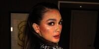 Luna Maya Tampil Glowing dengan Makeup Natural di NYFW 2023