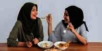 Makan Porsi Kecil dan Perlahan, Kunci Perut Nyaman Saat Buka Puasa