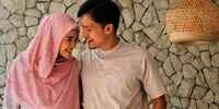So Sweet! Potret Dimas Seto Antarkan Dhini Aminarti Berangkat Umroh