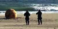 Geger Bola Besar Misterius Terdampar di Pantai Jepang, Diduga UFO Sampai Dragon Ball