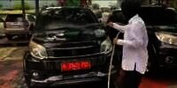 Viral Aksi Mensos Risma Cuci Mobil Dinas, Ternyata Pajaknya Belum Dibayar?
