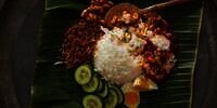 Asyik Santap Nasi Lemak Favorit, Wanita Ini Temukan Benda Persegi Warna Cokelat, Pas Diperiksa Silet Berkarat!