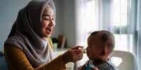 Repot Mengurus Anak, Bolehkah Menjamak Sholat?