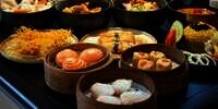 Nikmati Sensasi Berbeda Makan Jajanan Pinggir Jalan di Hotel Berbintang