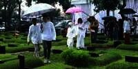 FOTO: Vino G Bastian Ziarah Makam Buya Hamka