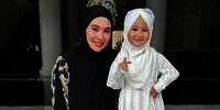 Kartika Putri Ajarkan Putrinya Berhijab, Lihat Cantiknya Si Kecil Khalisa