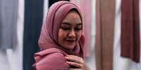 Ragam Ide Look Lebaran dengan Hijab Pashmina Plisket Anti Ribet