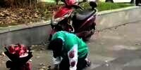 Videonya Ditonton 150 Juta Kali, Pria Dimabuk Cinta Ini Rela Berlutut Selama 21 Jam demi Balikan dengan Mantan Kekasih, Endingnya Tragis