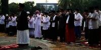 Idul Fitri Jatuh pada Hari Jumat, Perlukah Umat Islam Sholat Jumat? Ini Pendapat 4 Mazhab