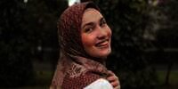 Coba Model Hijab Voal Manis nan Simpel ala Dwi Handa 