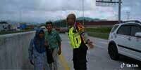 Cerita Haru Kakek Nenek Jalan Kaki di Tol Cisumdawu Demi Temui Cucu, Keduanya Lupa Keluarga Anaknya Sudah Datang pas Lebaran