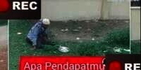 Terekam CCTV! Pengemis Kaki Buntung Jalan Ngesot ke Tanah Kosong Lalu Lepas Celana, yang Terjadi Selanjutnya Bikin Mata Melotot