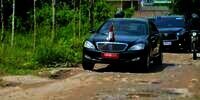 Spesifikasi Super Canggih Mobil Mercedes-Benz S600 Guard yang `Disiksa` Sampai Zigzag di Jalanan Rusak Lampung