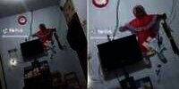 Ngeri! Penampakan Bocah Cilik Nempel di Dinding Sambil Pegang Mandau, Pas Didekati Ternyata...
