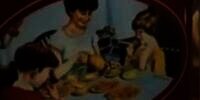 Terjawab Sudah! Cerita Cocokologi di Balik Misteri Tak Ada Sosok Bapak di Kaleng Biskuit Khong Guan Bikin Ngakak