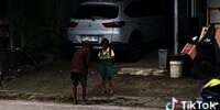 Menyentuh Hati! Kakek Jemput dan Beri Jajan Cucunya Agar Bahagia, Bikin Iri Warganet Meski Uangnya Kurang