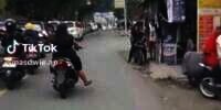 Viral Aksi Emak-Emak Berdaster Kawal Ambulans Bawa Pasien Terobos Macet Panjang