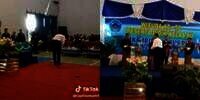 Kejadian Tak Terduga Buat Momen Wisuda Siswa ini Tak Terlupakan Seumur Hidup: Pas Lagi Jalan, eh Copot...