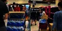 Warga Malaysia Panic Buying Air Minum Kemasan, Ini Penyebabnya