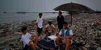 Pantai Terkotor di Indonesia Sedang Dibersihkan Selama 14 Hari