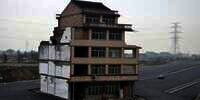 15 Potret Rumah-Rumah yang Menolak Digusur ini Bikin Tepuk Jidat, Terakhir Memprihatinkan Banget! 