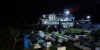 Viral Rumah Megah Bak Istana Rp5 Miliar di Tengah-Tengah Kuburan, Punya 12 Kamar & 7 Toilet, Ini 9 Potretnya