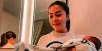 10 Potret Artis Tanpa Makeup Saat Momong Anak, Evi Masamba Dipuji Makin Cantik & Manglingi