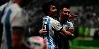 Detik-Detik Fans Masuk Lapangan Peluk Messi hingga Tos dengan Emiliano Martinez Saat Argentina Vs Australia di Beijing