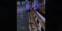 Begini Jadinya Jika Warga Sekampung 'Satu Frekuensi', Sandal di Depan Masjid Ditata Rapi dengan Warna Sama