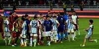 Sosok Fans Nekat Masuk Lapangan Usai Pertandingan Indonesia VS Argentina, Foto dengan Gamacho