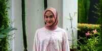 Dipulas Makeup Matte Serba Nude Pink, Nina Zatulini Tampak Glowing
