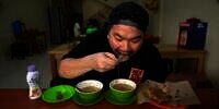Momen Kocak YouTuber Nex Carlos Alami Kejadian Tak Terduga di Warung Makan, Wajahnya Nyungsep ke Dalam Mangkuk Soto: Sakit Nggak, Malunya..