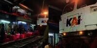 Viral Pernikahan di Pinggir Rel, Tamu Undangan Deg-degan Saat Kereta Lewat, 'The Real Pelan-Pelan Pak Sopir'