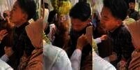 Datang ke Nikahan Mantan, Lelaki Ini Nangis Kejer Sampai Ditenangkan oleh Pengantin dan Orangtuanya