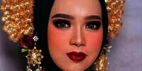 Perpaduan Hijab dan Makeup Bold, Pengantin Terlihat Elegan
