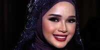 Ide Wedding Outfit Hijab Serba Ungu, On Point dengan Lipstik Merah