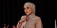 Paduan Makeup Soft Glam dan Outfit Serba Hitam Bikin Adelia Pasha Mirip Barbie Arab