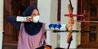 Wanita yang Sedang Memanah Ini Merupakan Artis Terkenal dan Hijrah Setelah Dinikahi Bupati Kendal, Coba Tebak Siapa?